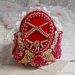 Bracelet Nous Deux manchette Haute-Couture brod&eacute; avec des Cristaux de Swarovski, un cabochon ovale en verre rouge et des rocailles